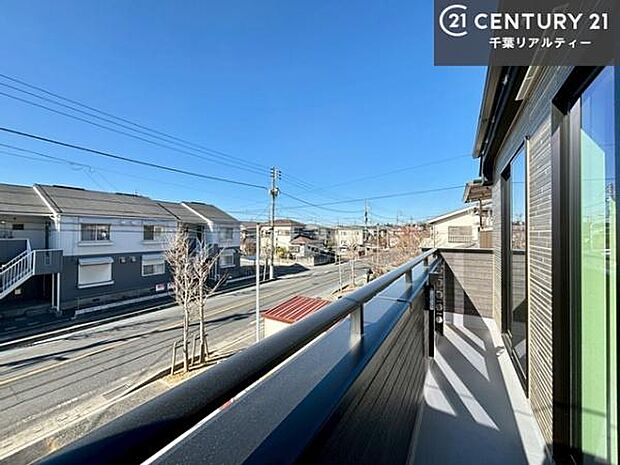 眺望良好なバルコニー。お天気のいい日にはバルコニーへでてリフレッシュするのもいいですね!