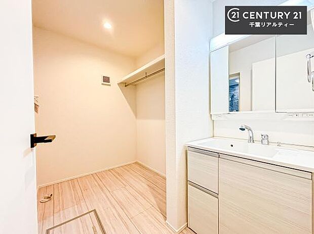 身なりを整える洗面所は、清潔感が大事です!水周りの清潔感のある雰囲気を演出!気持ちよくお使いいただけます。広々したスペースも嬉しいですね!