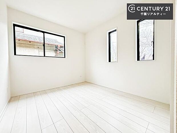 明るい室内は、風通しも良く、明るく大変居心地の良い空間となっております。リラックスして過ごせる心地の良いお部屋です!