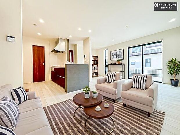 家具はCGパースです。広々ダイニングスペース！ゆったりお食事。笑い声響く楽しい時間が過ごせます。日々の疲れも癒されます！