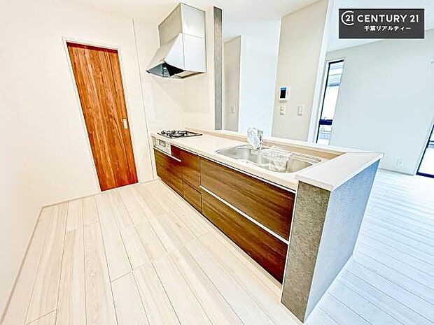 大人気の対面式システムキッチンを採用しています！ご家族のコミュニケーションが自然と増える設計です。お子様にも目が届くので嬉しいですね！広々使えて快適で作業が進みます。