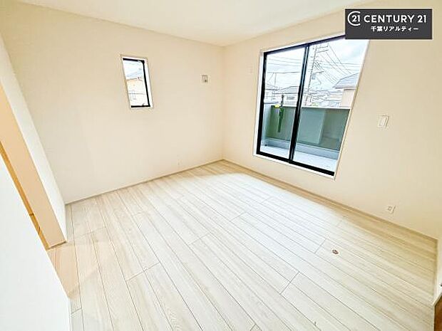 バルコニーに面している洋室です。明るく温もりがあり、換気もしっかりできます！朝起きて、外に出て背伸びをしつつ深呼吸をし良い朝を迎え入れることができます。