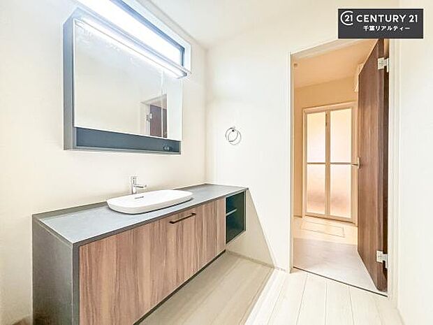 オープンタイプの洗面台は、おしゃれで溝がなくお手入れがしやすい魅力的な洗面台です!毎日の身支度が快適!