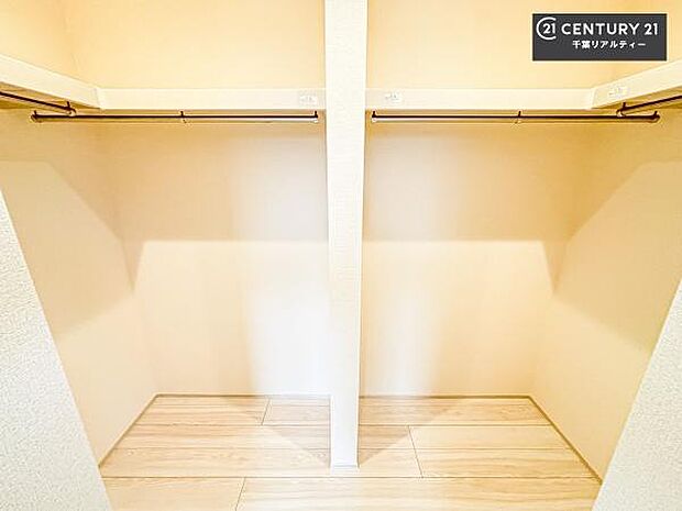 ウォークインクローゼット付きです。たくさんのお洋服などを収納しておけそうですね！他にも扇風機や加湿器など季節物の大きな家電も収納できます！