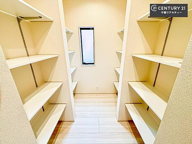 パントリー付き！お米や飲料水、食材のストックはもちろん、調理家電もスッキリ整頓することができます！