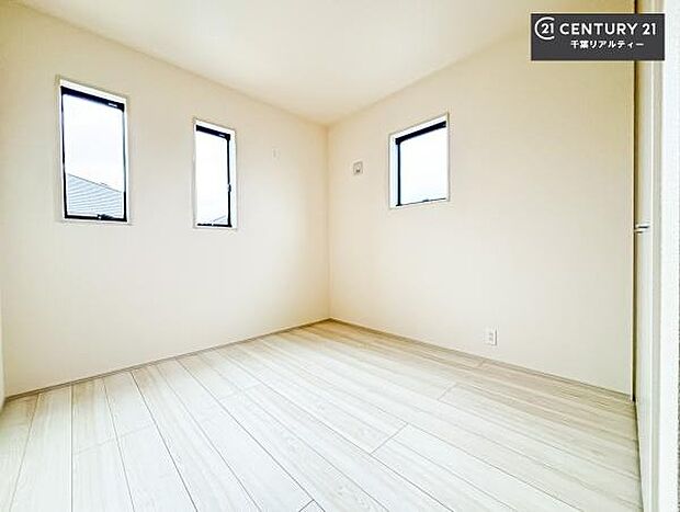 明るい室内は、風通しも良く、明るく大変居心地の良い空間となっております。リラックスして過ごせる心地の良いお部屋です！