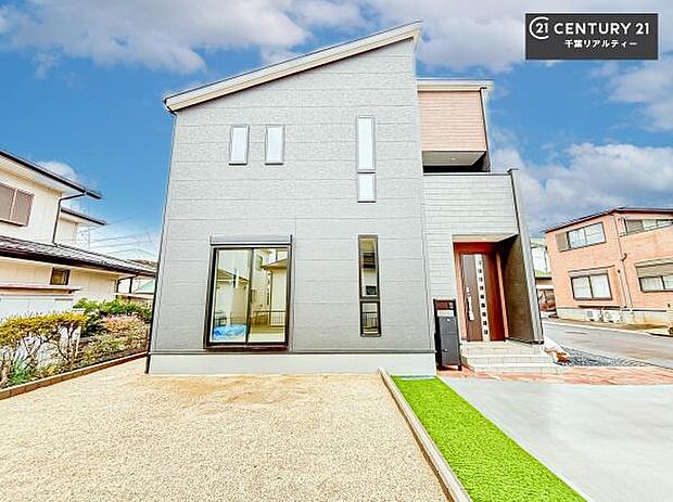 陽当たり良好なお庭です！晴れた日には青い空を見渡せる開放的な時間を楽しめます。ガーデニングや家庭菜園も楽しめます！