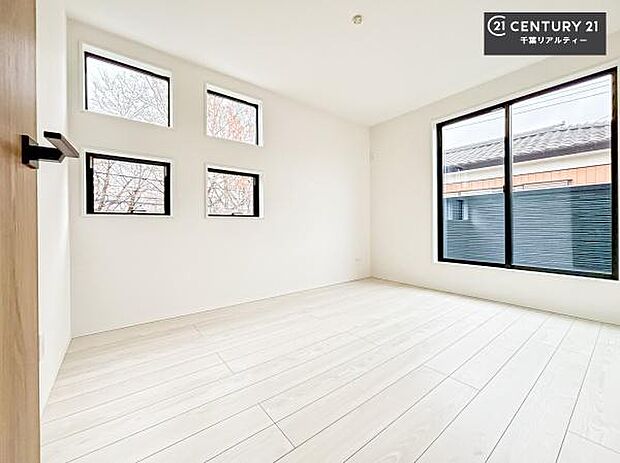 バルコニーに面している洋室です。明るく温もりがあり、換気もしっかりできます!朝起きて、外に出て背伸びをしつつ深呼吸をし良い朝を迎え入れることができます。