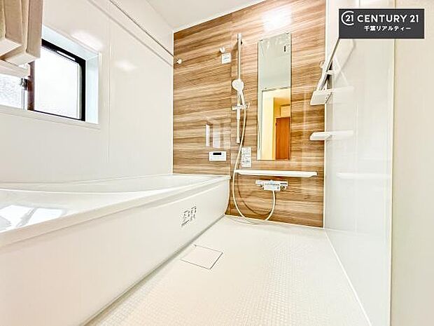 落ち着きある大人の雰囲気のバスルームは、味が出ていてバスタイムが充実!お仕事頑張っているご褒美にお好みの匂いの入浴剤を入れて、楽しんでみてはいかがでしょうか?