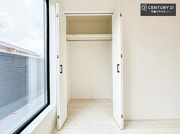 住空間をすっきり使うためには必須ポイントの収納スペースですよね。是非現地でご確認ください!