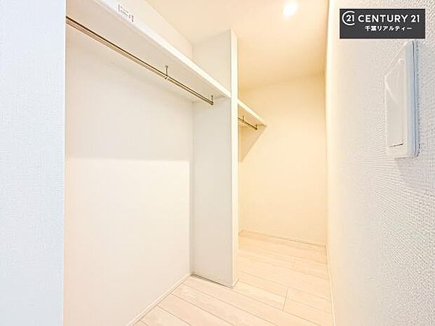 ウォークインクローゼット付きです。たくさんのお洋服などを収納しておけそうですね!他にも扇風機や加湿器など季節物の大きな家電も収納できます!