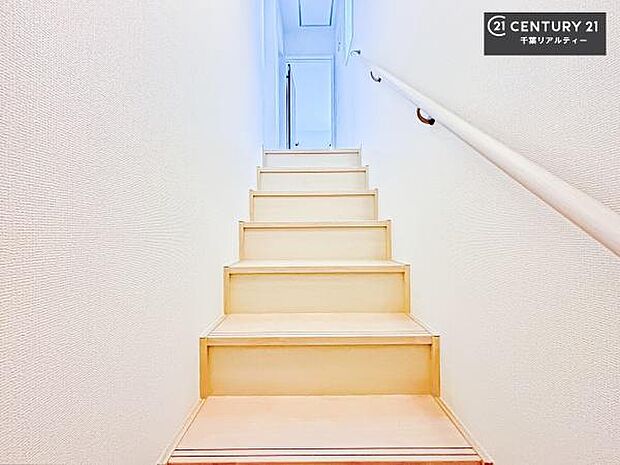 階段は、明るく足元がしっかりと見えるので上り下りが安心です!