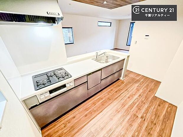 ゆとりある調理スペースで作業がしやすい快適なキッチンです!お子様と一緒にお菓子造りも楽しめる広々スペースです。楽しい調理時間になりそうですね!