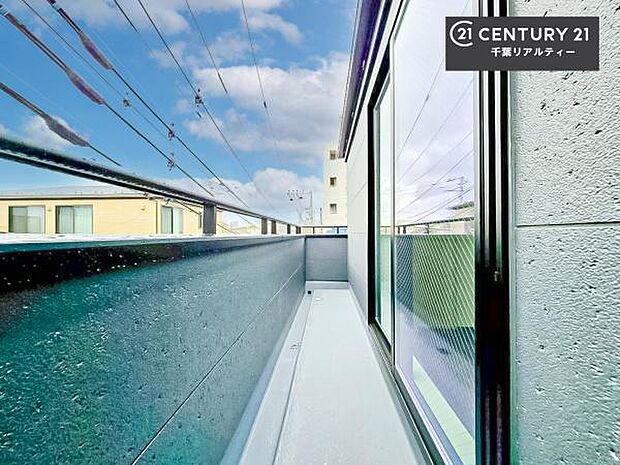 陽当たりの良いバルコニーで、お洗濯物もよく乾きそうですね!お天気の良い日にはバルコニーへ出てリフレッシュするのも気持ちよさそうです。