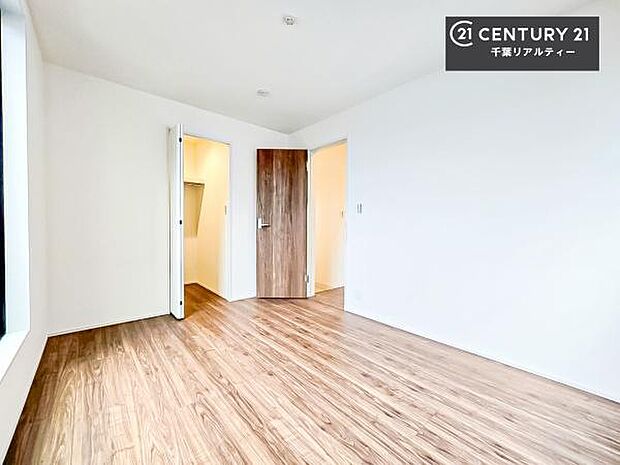 明るい室内は、風通しも良く、明るく大変居心地の良い空間となっております。リラックスして過ごせる心地の良いお部屋です!