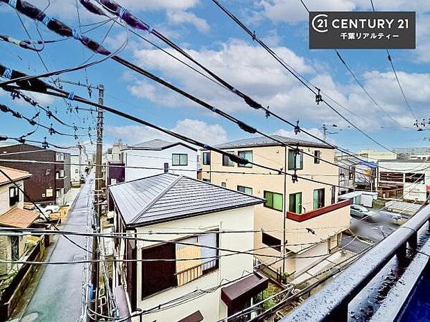 晴れた日には青い空を見渡せる開放的な時間を楽しめます。気持ちの良い風が通り抜ける街並みです!