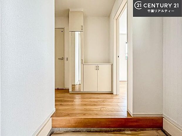 シューズボックス付きなので、玄関が片付きお掃除がしやすいです!スッキリした玄関で戸を開けた瞬間、清潔感のある心地いい空間が出迎えてくれます。