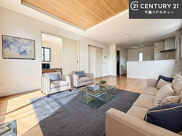 家具はCGパースです。大切な家族が集まるからこそLDKにはこだわりたい。子供たちが元気に笑いながら走り回っている姿を見た時が「広い家にして良かった」と思う瞬間です。