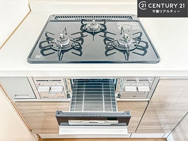 コンロは三口あるのでお料理の同時進行ができます。もちろんグリル付きです。調理スペースも広々している為作業がしやすい!使い勝手が良いシステムキッチンです!