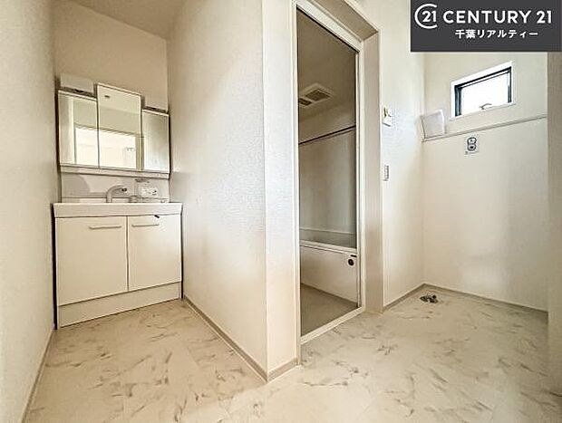 三面鏡仕様の洗面所は、身だしなみがしやすい造り!裏は収納になっています。ドライヤーやお化粧道具を片付けられるので洗面台周りをスッキリと見せることが出来ます!