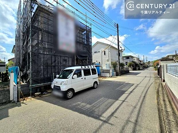 前面道路6ｍ！陽当り良好な立地です。車庫入れが苦手な方も安心ですね。