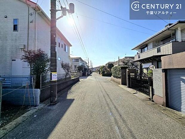 前面道路6m!陽当り良好な立地です。車庫入れが苦手な方も安心ですね。