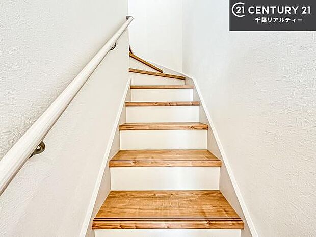 階段は明るく手摺りもついています!お子様やご年配の方も安心してご利用頂けますね!