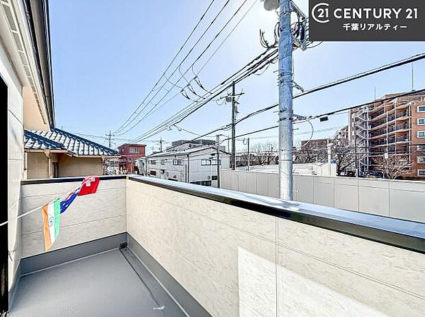 晴れた日には青い空を見渡せる開放的な時間を楽しめます。気持ちの良い風が通り抜ける街並みです!