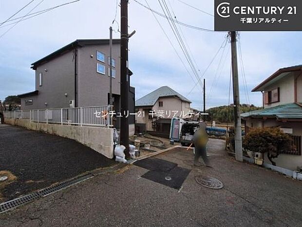 前面道路は4m!陽当り良好な立地です。車庫入れが苦手な方も安心ですね。