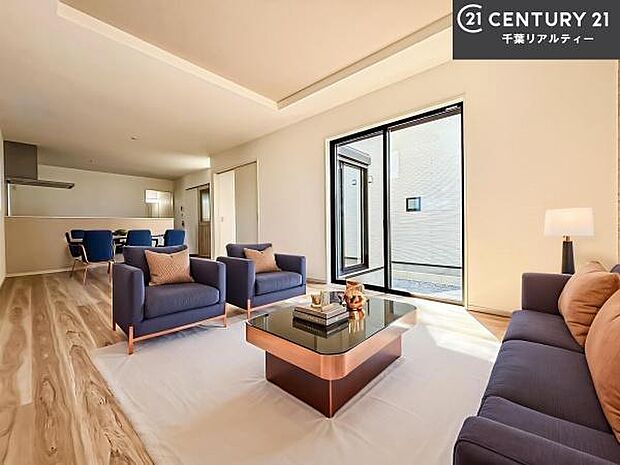 家具はCGパースです。心地良いリビングは家族が自然と集まります。家族団欒の時間が増えそうです。ご家族と、より一層充実した時間を過ごせそうですね。