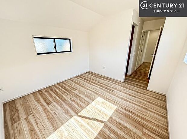 収納力のある洋室です。お部屋もすっきり広々と使えて気持ちが良いです!キレイな明るいお部屋で過ごすのは、更にのんびりゆっくりできますね!