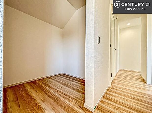 ウォークインクローゼット付きです。たくさんのお洋服などを収納しておけそうですね!他にも扇風機や加湿器など季節物の大きな家電も収納できます!