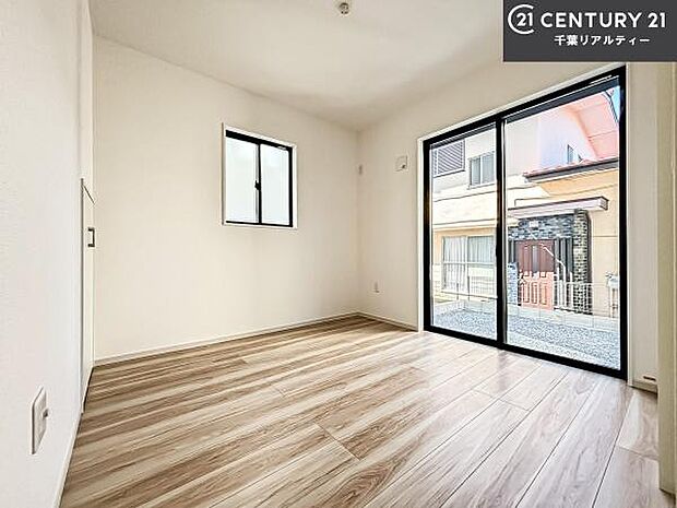 2面採光を確保した明るい室内は、風通しも良く、明るく大変居心地の良い空間となっております。リラックスして過ごせる心地の良いお部屋です!