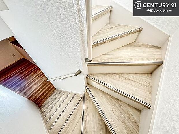 階段は明るく手摺りもついています!お子様やご年配の方も安心してご利用頂けますね!