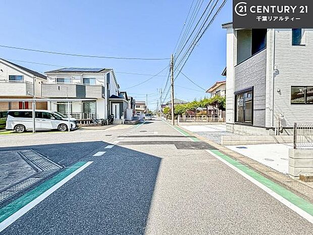 前面道路は5.9m!陽当り良好な立地です。車庫入れが苦手な方も安心ですね。