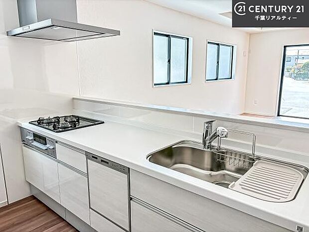 大人気の対面式システムキッチンを採用しています!ご家族のコミュニケーションが自然と増える設計です。お子様にも目が届くので嬉しいですね!広々使えて快適で作業が進みます。