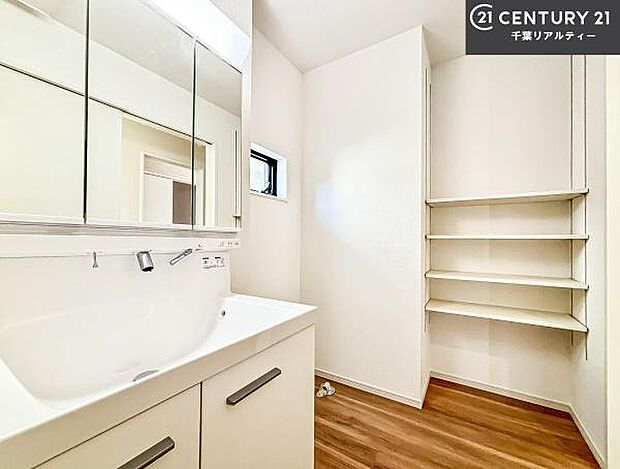 小窓付きの明るい洗面室です!湿気もすぐに入れ替えができて清潔に保つことができます!自然光が差し込むのでお化粧の仕上がりも良くなりますね!