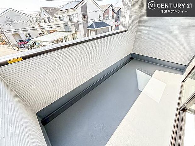 陽当たりの良いバルコニーで、お洗濯物もよく乾きそうですね!お天気の良い日にはバルコニーへ出てリフレッシュするのも気持ちよさそうです。