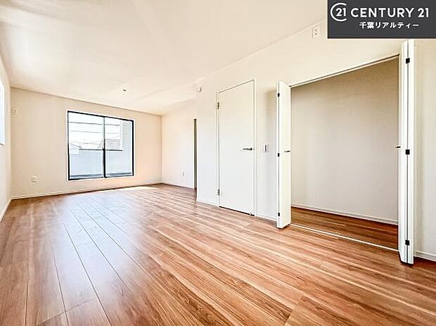 明るい室内は、風通しも良く、明るく大変居心地の良い空間となっております。リラックスして過ごせる心地の良いお部屋です!