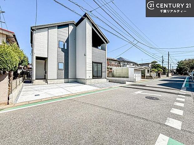 前面道路は5.9m!陽当り良好な立地です。車庫入れが苦手な方も安心ですね。