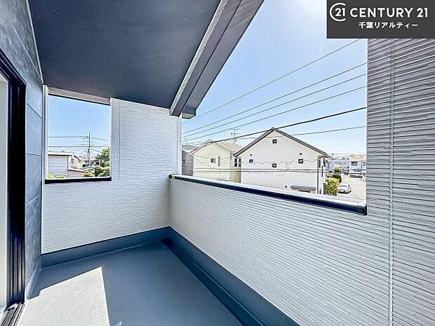 晴れた日には青い空を見渡せる開放的な時間を楽しめます。気持ちの良い風が通り抜ける街並みです!