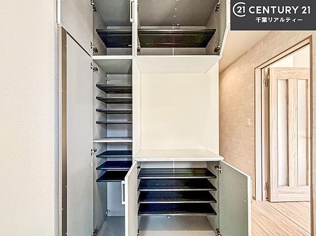 シューズボックス付きなので、玄関が片付きお掃除がしやすいです!スッキリした玄関で戸を開けた瞬間、清潔感のある心地いい空間が出迎えてくれます。