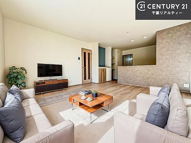 家具はCGパースです。心地良いリビングは家族が自然と集まります。家族団欒の時間が増えそうです。ご家族と、より一層充実した時間を過ごせそうですね。