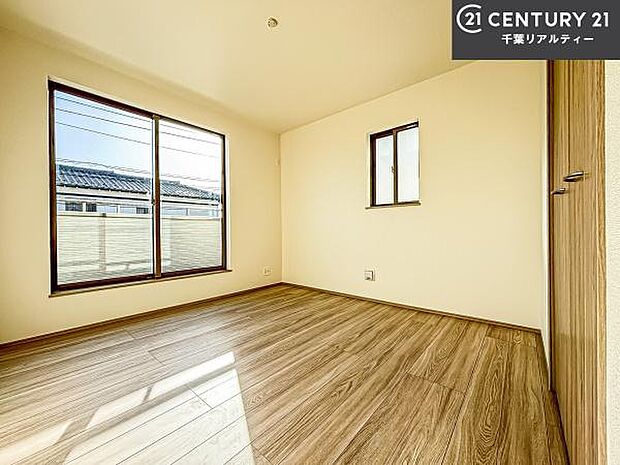 バルコニーに面している洋室です。明るく温もりがあり、換気もしっかりできます!朝起きて、外に出て背伸びをしつつ深呼吸をし良い朝を迎え入れることができます。