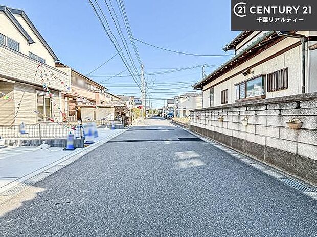 前面道路は6m!陽当り良好な立地です。車庫入れが苦手な方も安心ですね。