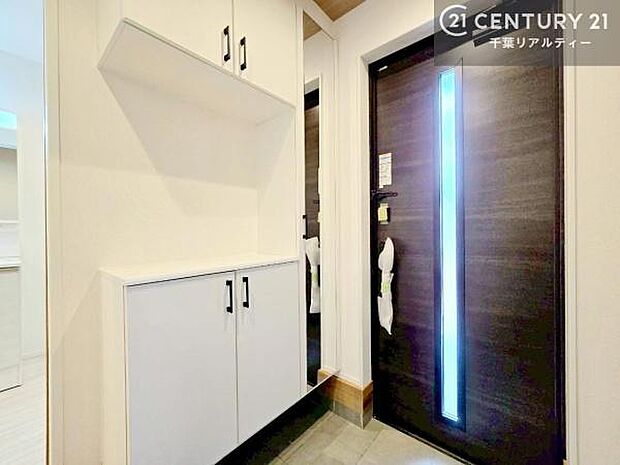 シューズボックス付き。玄関が片付きお掃除がしやすいです!スッキリした玄関で戸を開けた瞬間、清潔感のある心地いい空間が出迎えてくれます。