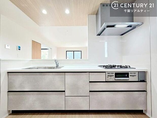 大人気の対面式システムキッチンを採用しています!ご家族のコミュニケーションが自然と増える設計です。お子様にも目が届くので嬉しいですね!広々使えて快適で作業が進みます。