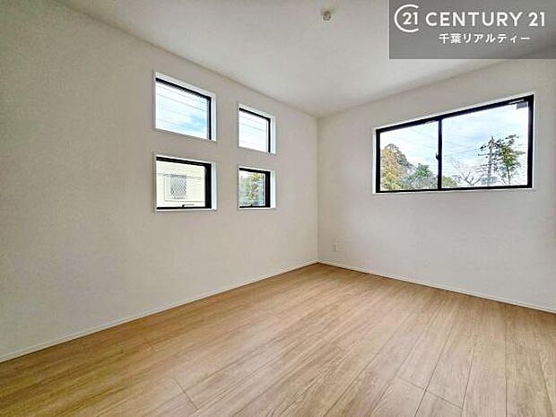 掃き出し窓がないお部屋は、お子様のお部屋としても安心です!収納スペースも充実しているので散らかったお部屋をサッと片付けられます!