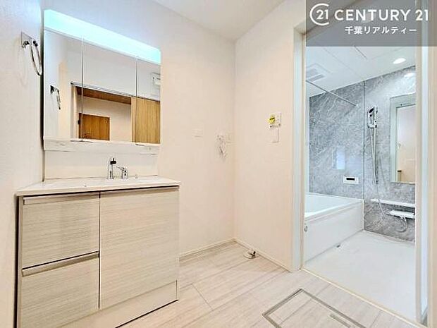 三面鏡仕様の洗面所は、身だしなみがしやすい造り!裏は収納になっています。ドライヤーやお化粧道具を片付けられるので洗面台周りをスッキリと見せることが出来ます!