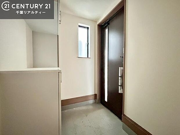 玄関のシューズボックスは、収納力良好で靴をすっきり整理できるだけでなく、上部を飾り棚として活用可能。お気に入りの小物やグリーンを置けば、来客を迎えるおしゃれな空間に仕上がります!